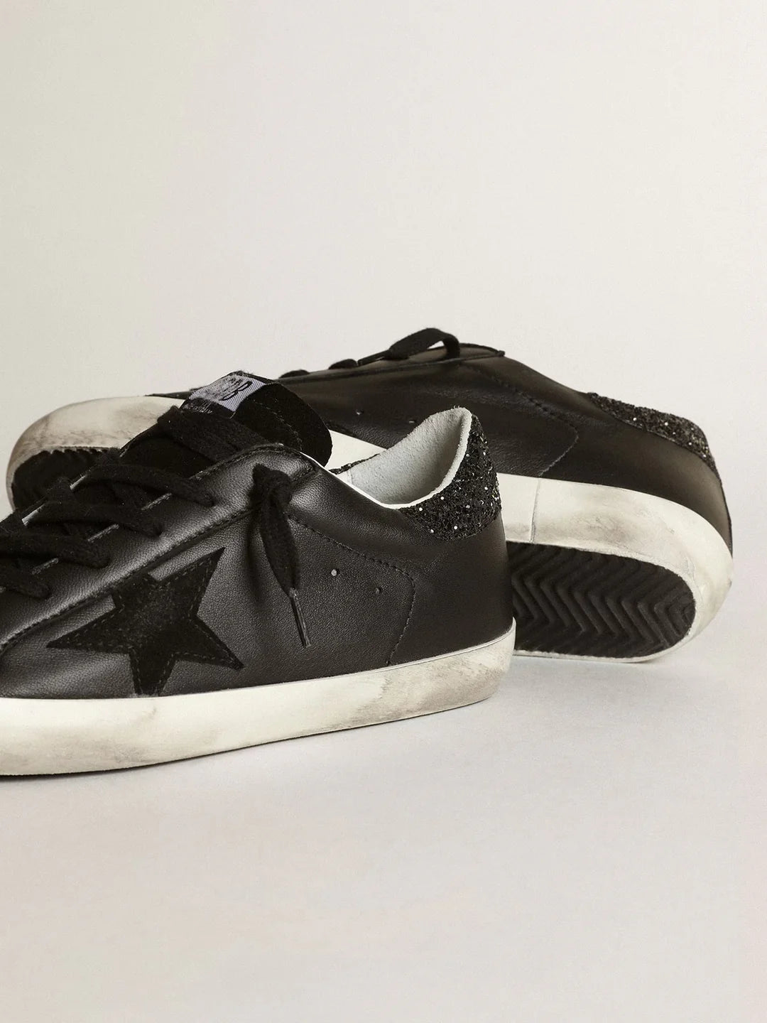 Super-Star en nappa noir avec étoile noire et contrefort pailleté